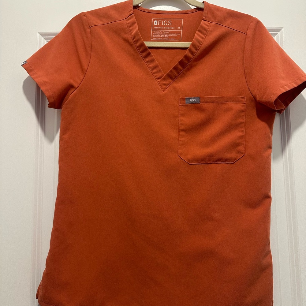 Figs Rust Scrub Top